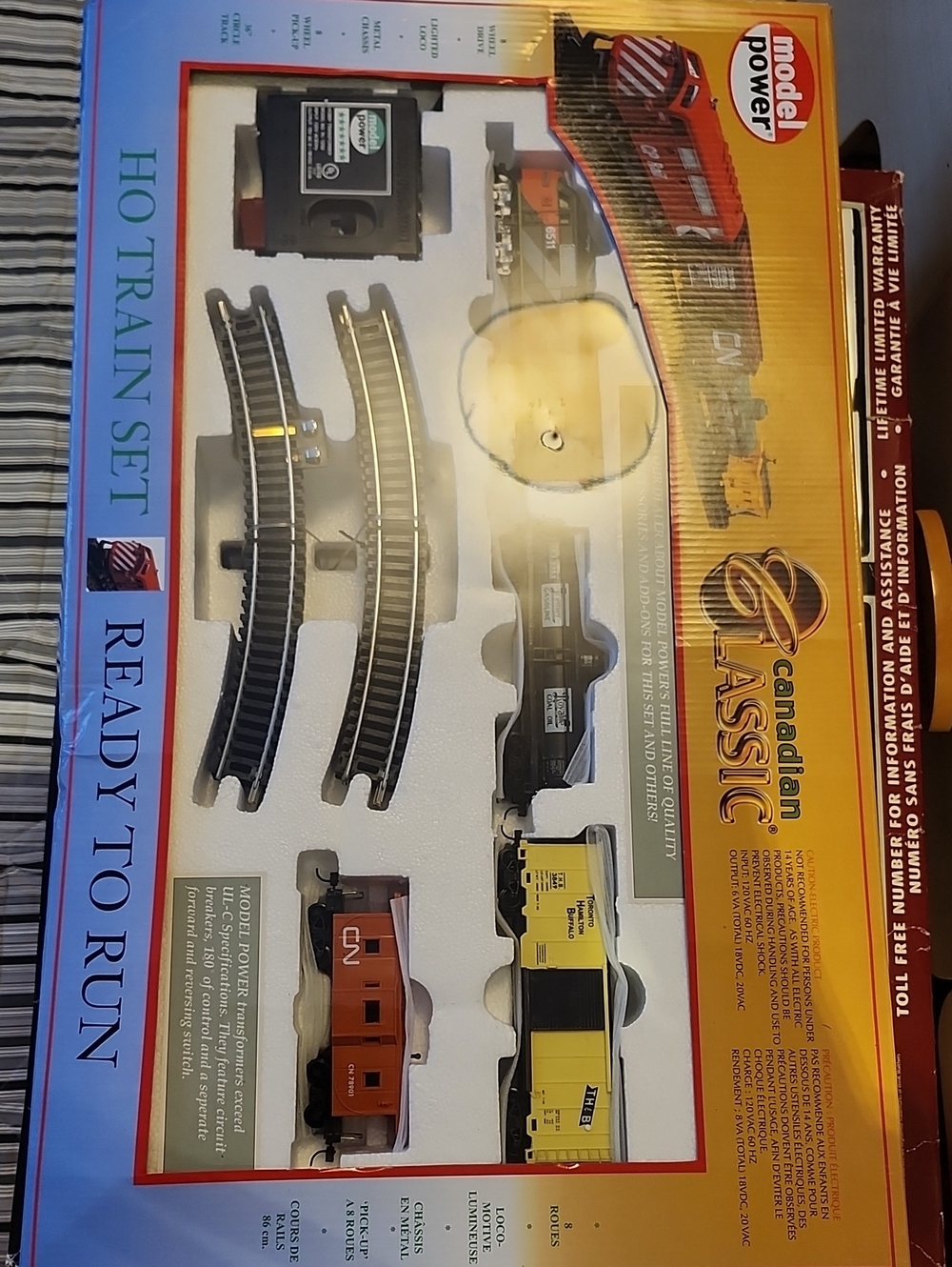 New  Canadian Classic HO Train Set - Yellow & Red